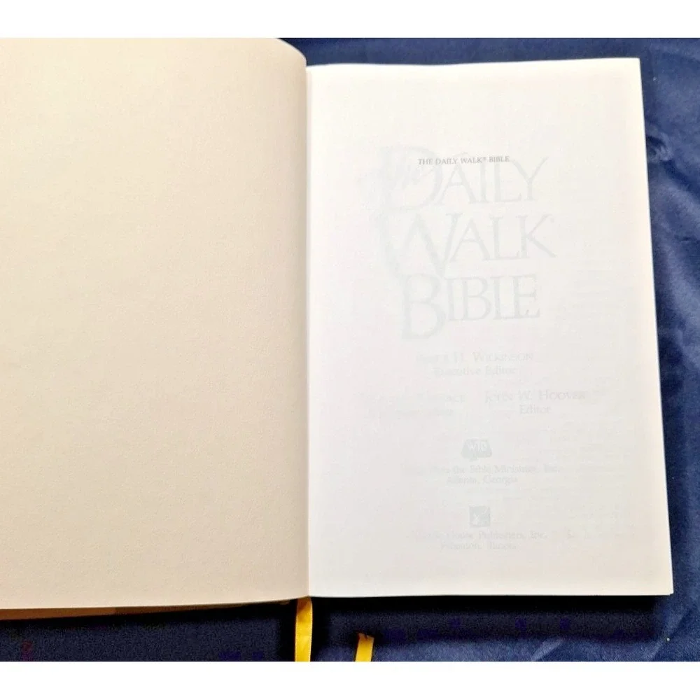 THE DAILY WALK BIBLE KJV Tyndale Hardcover 365 Day Bible Great Condition Inside